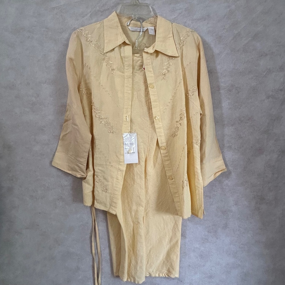 Vintage sherry Taylor Womens Yellow Linen Blend Embroidered Shirt and Capris med